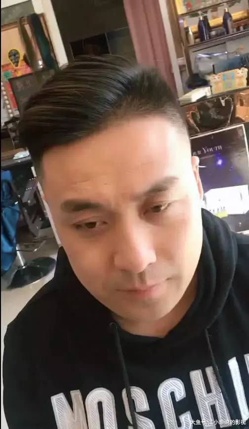 氣質提升10倍！大叔被嫌棄「頭頂太稀疏」，換個新髮型後，直接完爆當紅小鮮肉