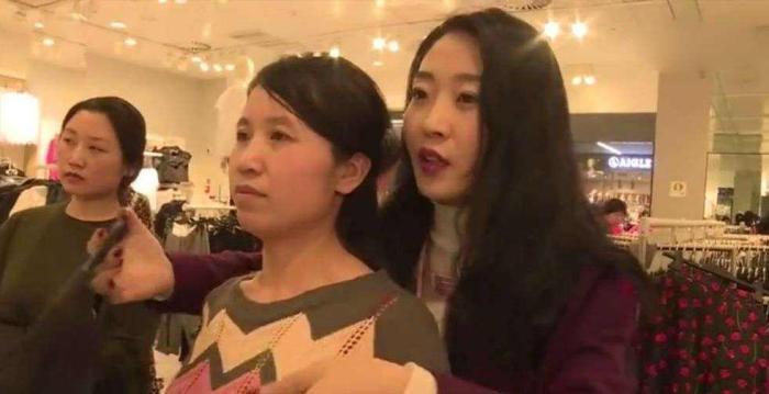 逛街就能賺錢！美女當「陪購師」，陪人逛街買衣服「每小時收費1500元」，一整套流程月入百萬