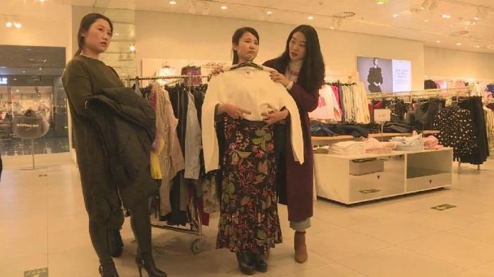 逛街就能賺錢！美女當「陪購師」，陪人逛街買衣服「每小時收費1500元」，一整套流程月入百萬