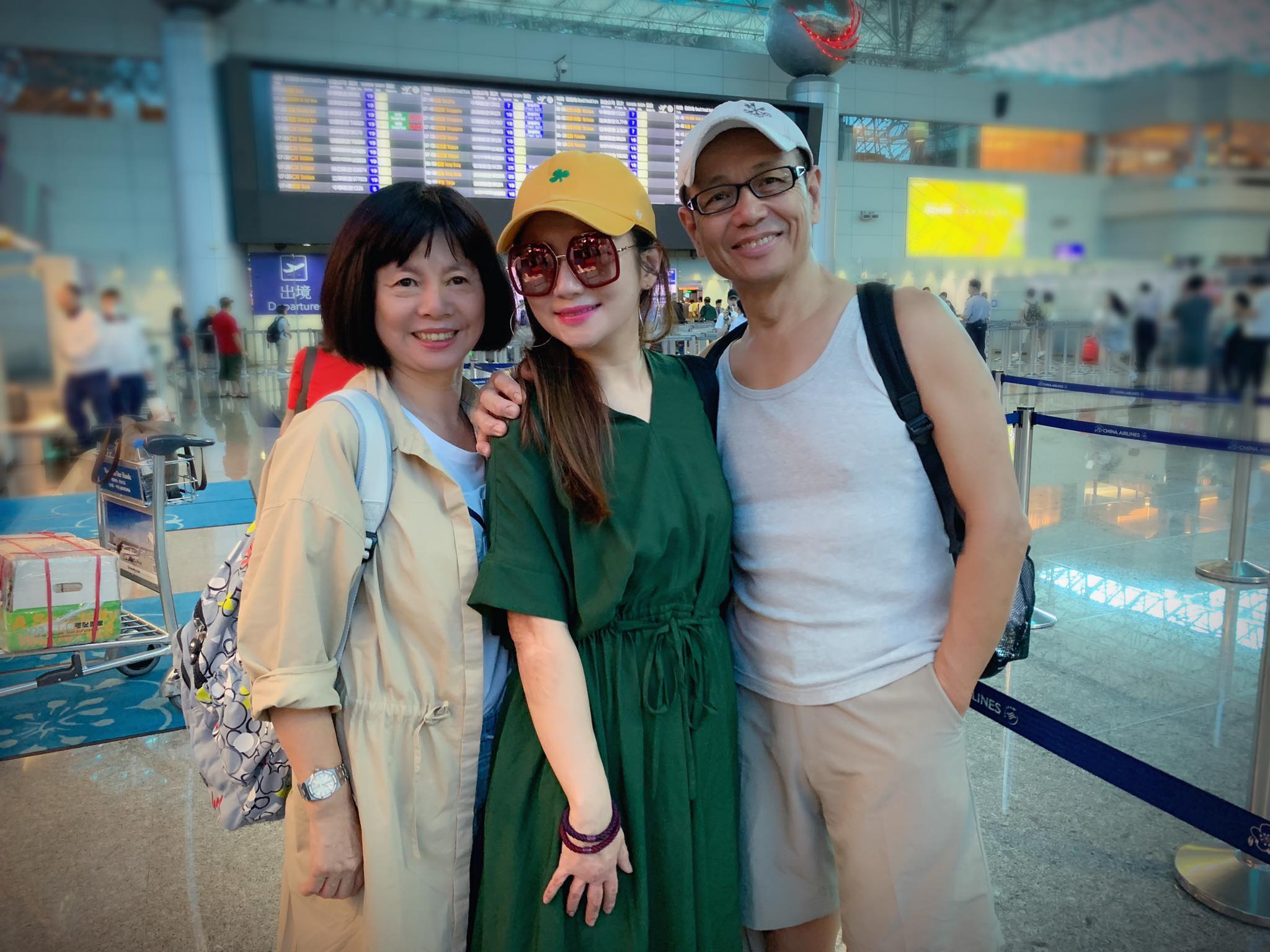 Selina爸曬夫妻年輕合照！校花級媽媽「五官神複製」親妹任容萱　驚覺「爸媽變老了」帶全家出國