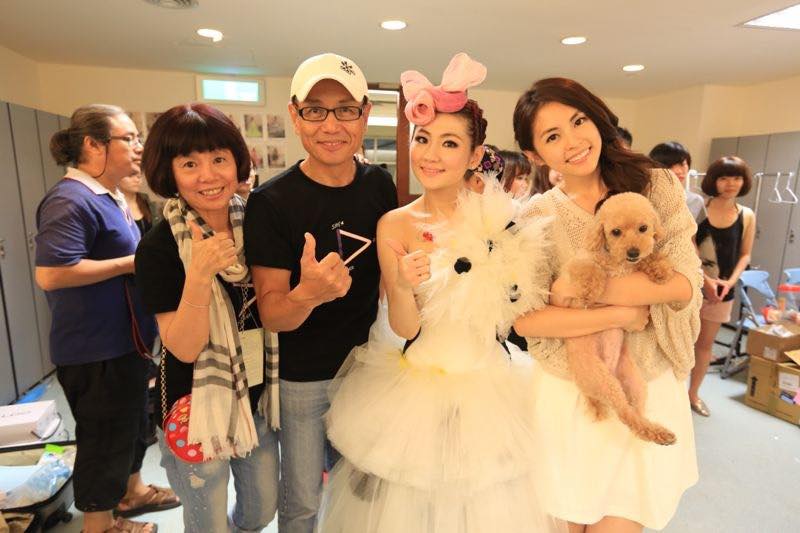 Selina爸曬夫妻年輕合照！校花級媽媽「五官神複製」親妹任容萱　驚覺「爸媽變老了」帶全家出國