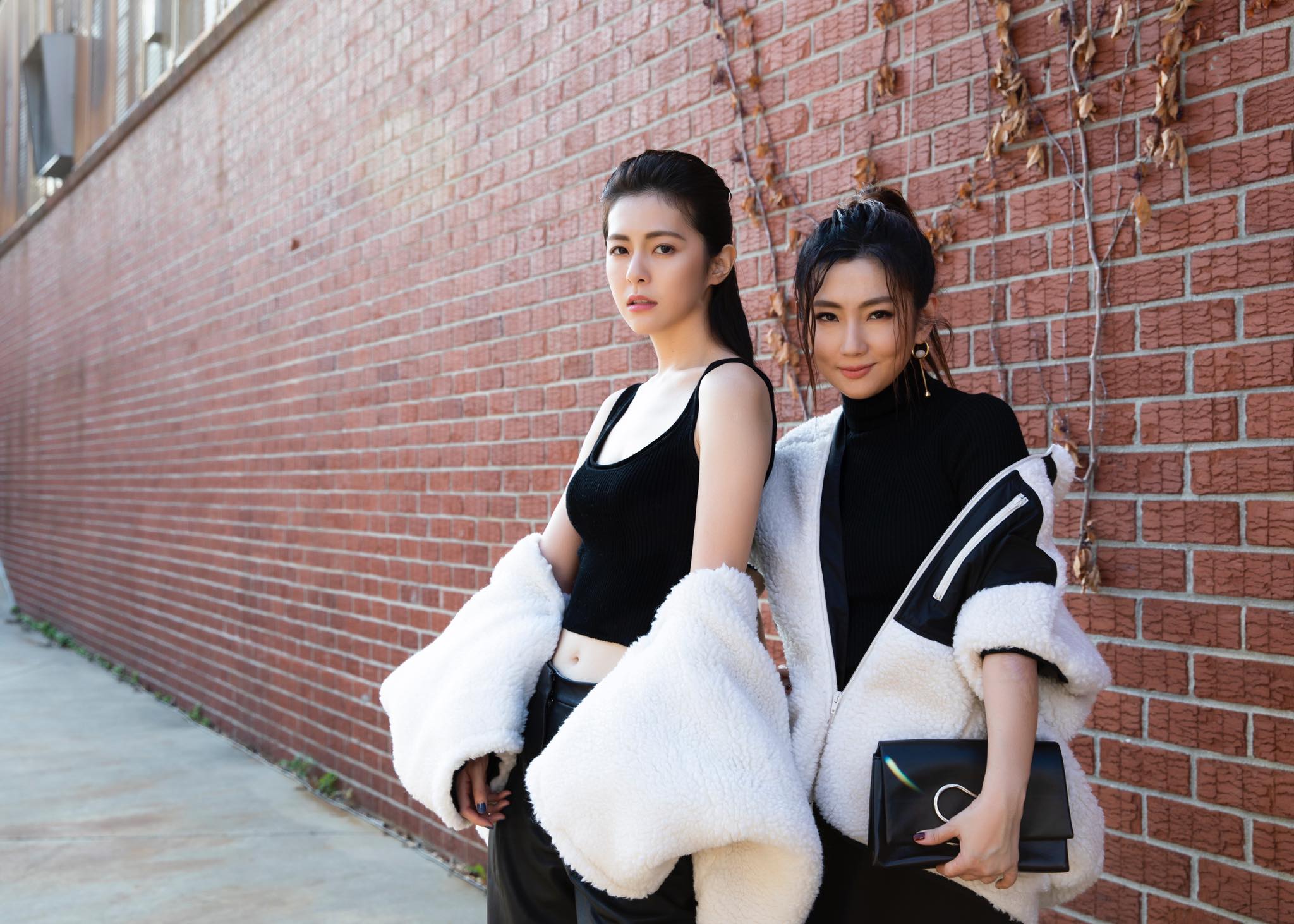 Selina爸曬夫妻年輕合照！校花級媽媽「五官神複製」親妹任容萱　驚覺「爸媽變老了」帶全家出國