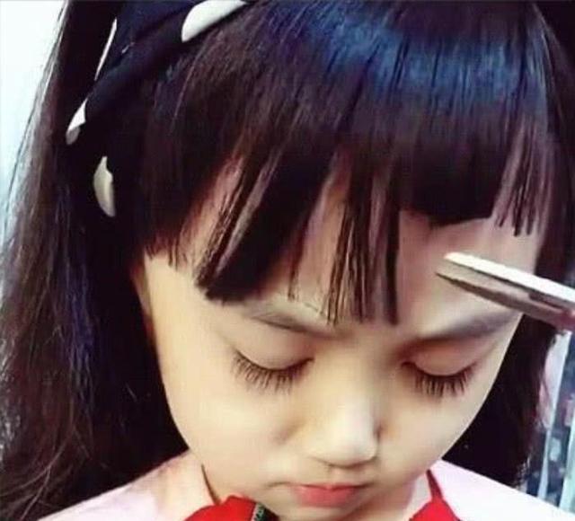 媽媽給女兒剪「狗啃式」劉海！一刀下去美感全無　睜眼後「顏值飆升」網讃：眼睛拯救了一切