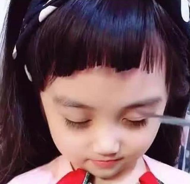 媽媽給女兒剪「狗啃式」劉海！一刀下去美感全無　睜眼後「顏值飆升」網讃：眼睛拯救了一切