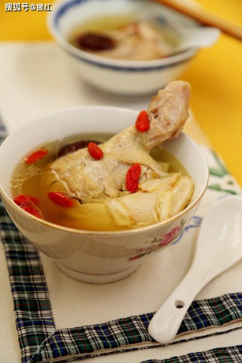今天立冬到喝「雞湯」的時候了！加西洋參紅棗一起燉「溫補不上火 」冬天手腳不冰冷