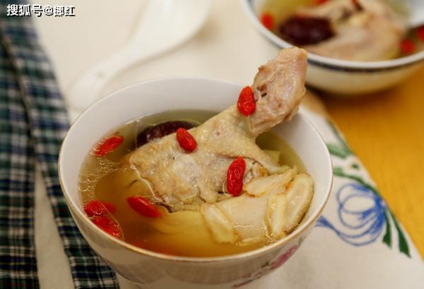 今天立冬到喝「雞湯」的時候了！加西洋參紅棗一起燉「溫補不上火 」冬天手腳不冰冷