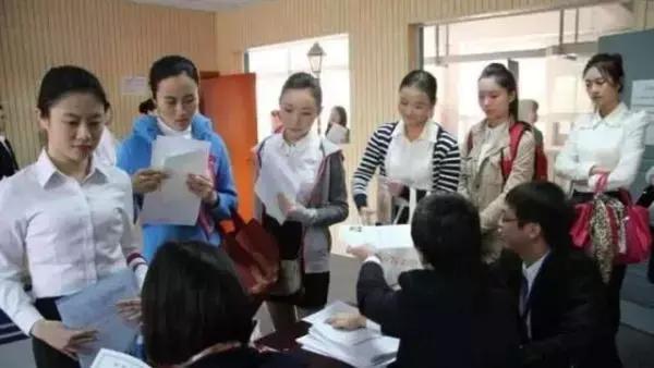 面試官：1塊豆腐，2刀怎麼切成16塊？男子「投機取巧」當場被認可！