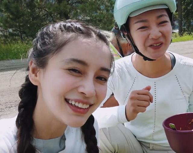 太真實了！阿雅拿原相機自拍，當鏡頭懟在Baby臉上那刻，網友：再也不羨慕大眼女生了