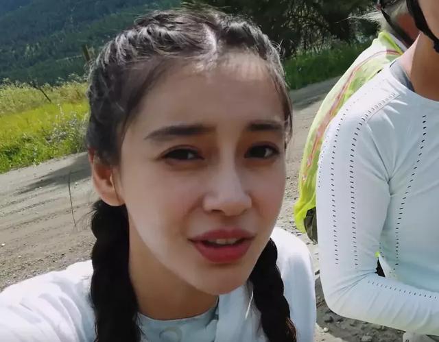 太真實了！阿雅拿原相機自拍，當鏡頭懟在Baby臉上那刻，網友：再也不羨慕大眼女生了