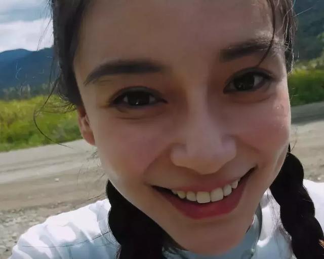 太真實了！阿雅拿原相機自拍，當鏡頭懟在Baby臉上那刻，網友：再也不羨慕大眼女生了