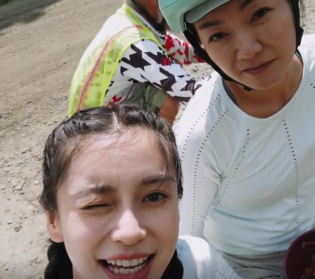 太真實了！阿雅拿原相機自拍，當鏡頭懟在Baby臉上那刻，網友：再也不羨慕大眼女生了