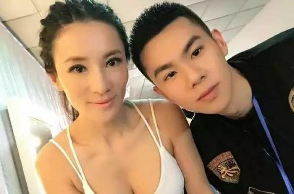 52歲因身材登外媒頭條！她性感苗條愛運動，跟兒子合照被誤認為情侶，「凍齡秘笈」連趙雅芝都自愧不如