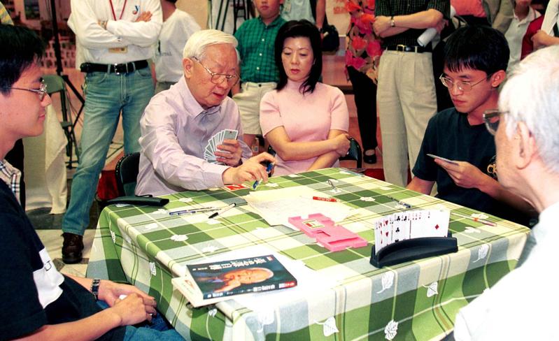 張忠謀喜迎91大壽！「退休3年近況曝光」把時間留給太太　「每月保持念兩本英文書」70年從不停歇