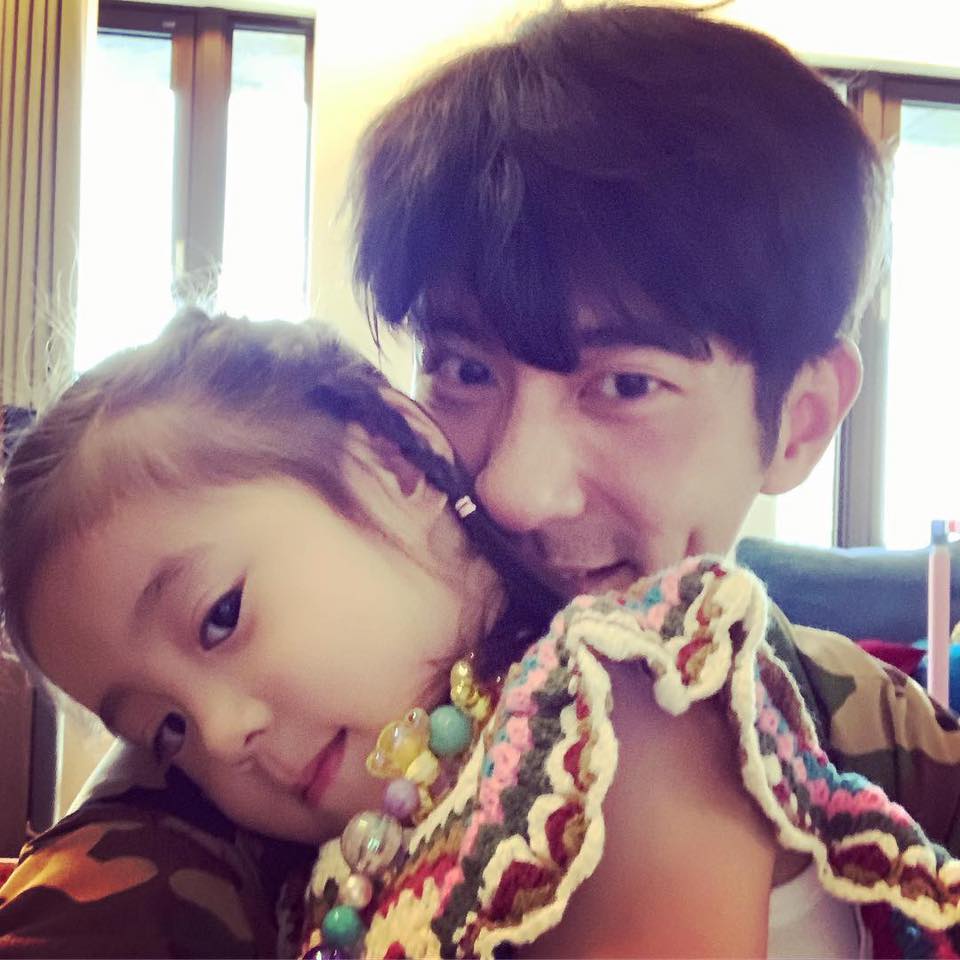 修杰楷曝咘咘「見父母親親」會吃醋：用小三眼神看媽媽　憂Bo妞「個性討喜」長大會變萬人迷