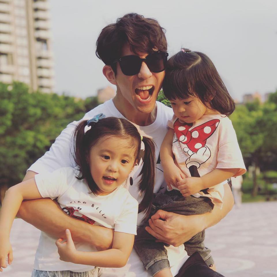 修杰楷曝咘咘「見父母親親」會吃醋：用小三眼神看媽媽　憂Bo妞「個性討喜」長大會變萬人迷