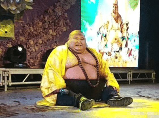 男子因長相酷似「彌勒佛」走紅！「為討吉利」富婆把他帶回家供養，今現狀爆光網友心疼：為了生活迫不得已啊！