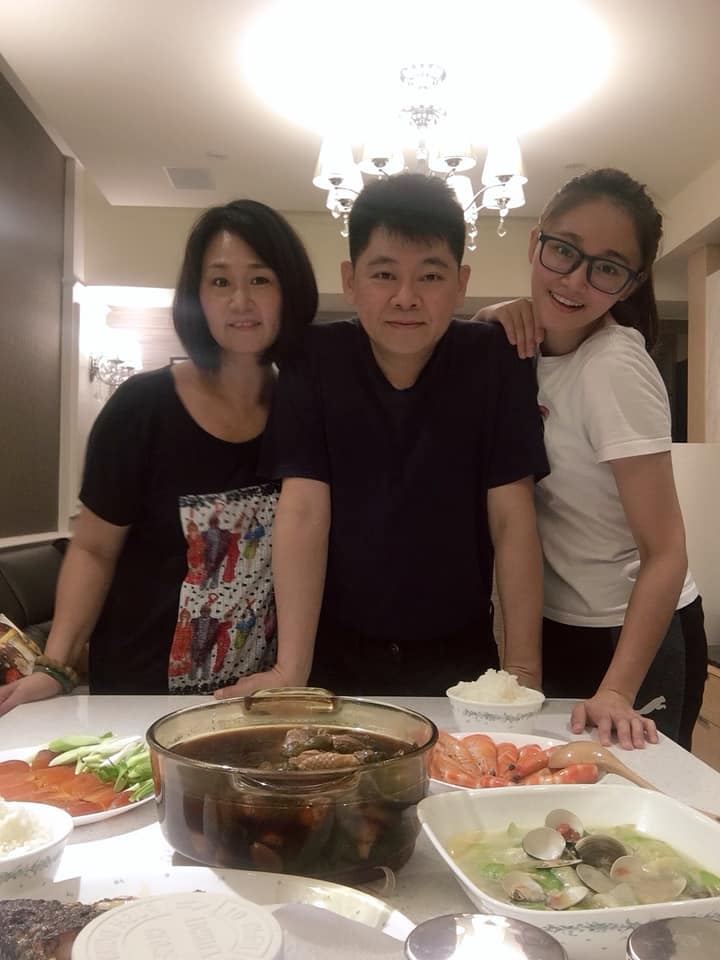 家人擺第一！張文綺過年「堅持陪阿公吃飯」感慨：阿嬤不在了　收入全上繳「每月向母領生活費」毫無怨言