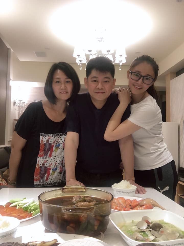 家人擺第一！張文綺過年「堅持陪阿公吃飯」感慨：阿嬤不在了　收入全上繳「每月向母領生活費」毫無怨言