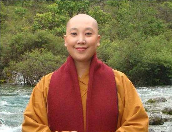 為自己而活！她在事業巔峰「決定削髮為尼」震撼歌壇　多年後「著袈裟現身」重拾笑容：我不是出家是回家