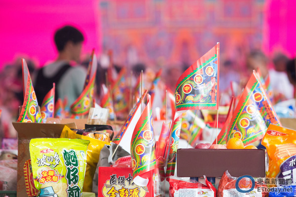 拜拜新選擇？網友拿「車輪餅」當供品引熱議，原來這些「眉角」要注意！