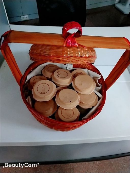 心誠則靈？她到廟裡拜拜「拿紅豆餅當供品」被路人狂念　網友一看搖頭「眉角都要注意」