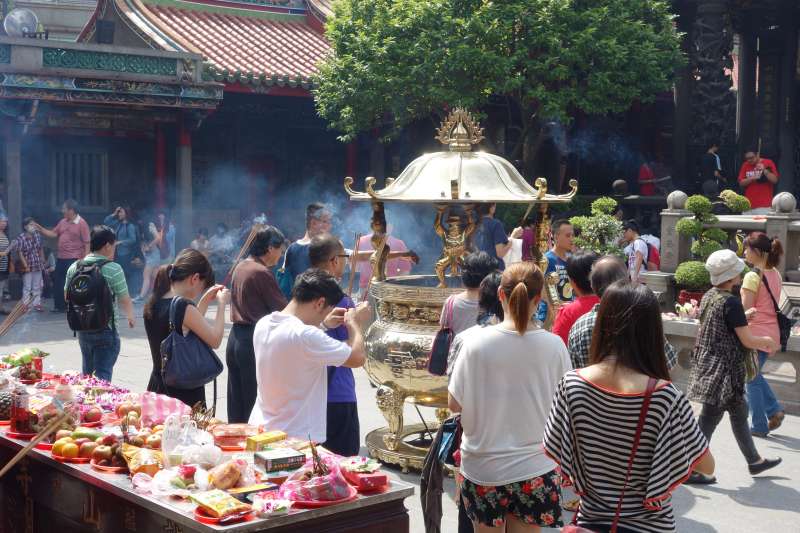 心誠則靈？她到廟裡拜拜「拿紅豆餅當供品」被路人狂念　網友一看搖頭「眉角都要注意」