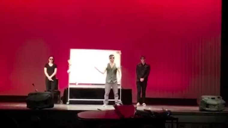 西裝墨鏡哥要表演「畫1個完美的圓」觀眾困惑！下一秒「他舉起右手用力一揮」全場看呆：不可思議