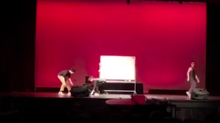 西裝墨鏡哥要表演「畫1個完美的圓」觀眾困惑！下一秒「他舉起右手用力一揮」全場看呆：不可思議