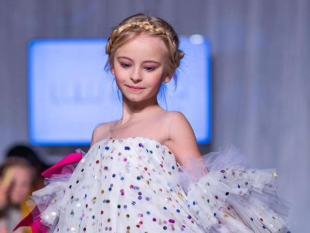 我命由我不由天！9歲「無腿」小模特「力壓世界名模」驚艷時裝周，用微笑擁抱命運之痛