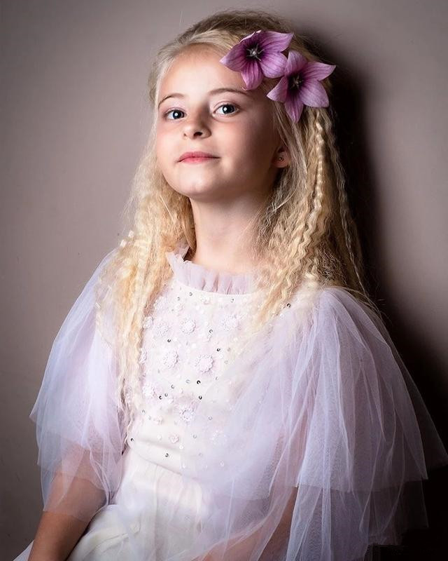 我命由我不由天！9歲「無腿」小模特「力壓世界名模」驚艷時裝周，用微笑擁抱命運之痛