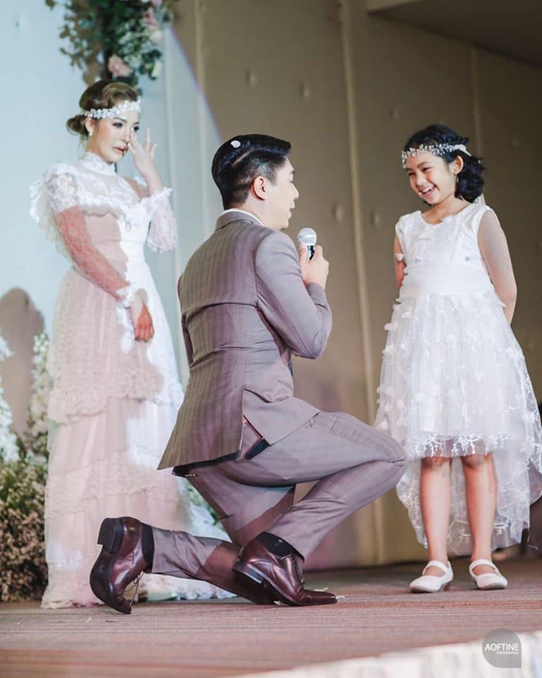 單親媽媽再婚！新郎婚禮上「突然走向另一個女人」　單膝下跪後「新娘情緒失控」全場直接落淚