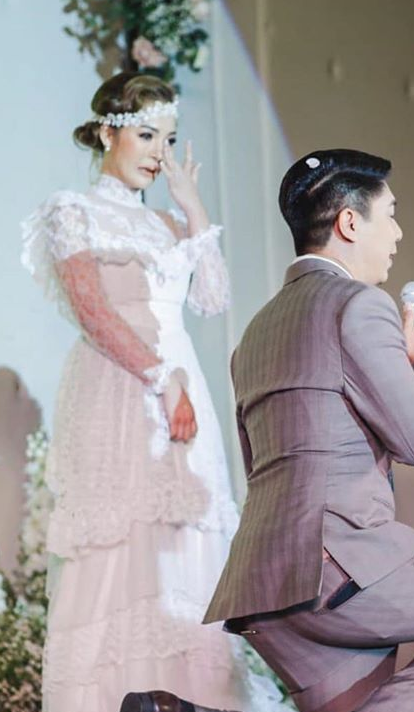 單親媽媽再婚！新郎婚禮上「突然走向另一個女人」　單膝下跪後「新娘情緒失控」全場直接落淚
