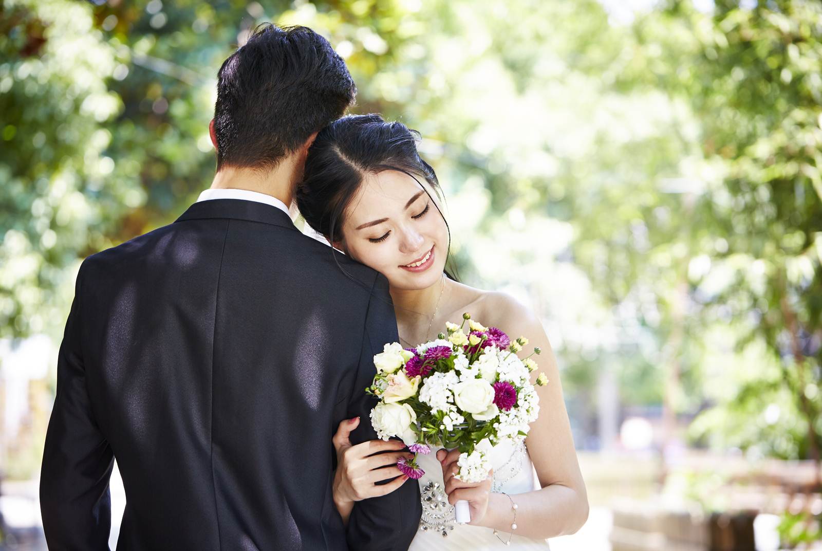 單親媽媽再婚！新郎婚禮上「突然走向另一個女人」　單膝下跪後「新娘情緒失控」全場直接落淚