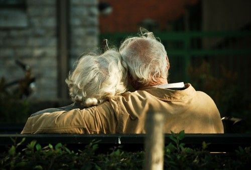 老伴先走一步！深情老翁「獨自參加孫女婚禮」　趁沒人注意「和天堂的妻子共進午餐」背影惹哭全場