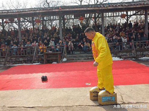 武林高手？農村老漢每天踏300公斤鐵鞋生活，上下樓梯自如，醫生「X光掃描後發現異樣」：不服都不行