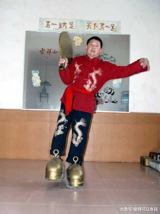 武林高手？農村老漢每天踏300公斤鐵鞋生活，上下樓梯自如，醫生「X光掃描後發現異樣」：不服都不行