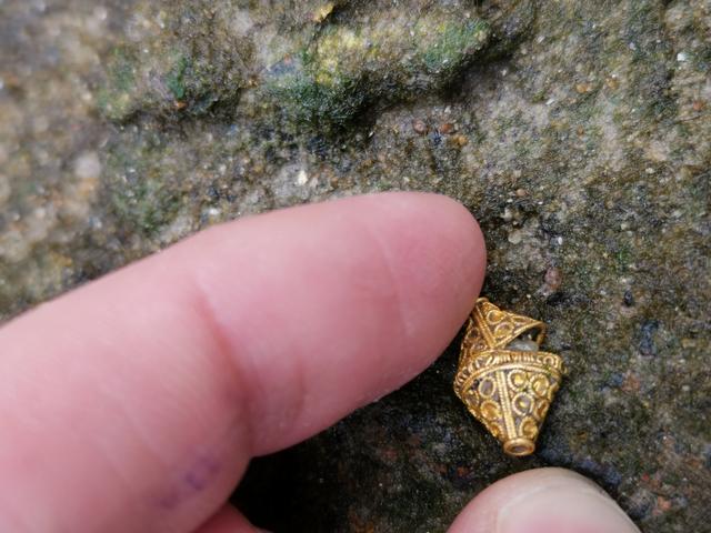 一夜暴富?男子午休散步 隨手撿起一個「1公分金器」,6個月後竟成百萬富翁