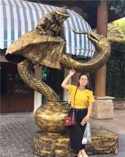 驚魂一刻！女子景區與雕像合照，抬頭瞬間臉色突變  網友：回眸誤終生