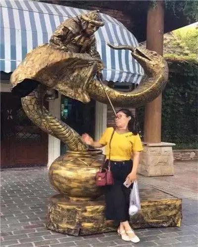 驚魂一刻！女子景區與雕像合照，抬頭瞬間臉色突變  網友：回眸誤終生