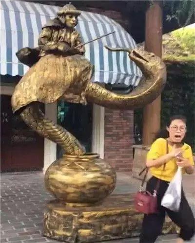 驚魂一刻！女子景區與雕像合照，抬頭瞬間臉色突變  網友：回眸誤終生