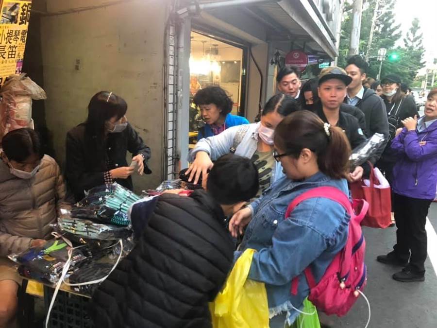 11歲弟上街擺攤扛家計！民眾感動排長龍「1小時掃光600雙襪」　里長暖送大紅包「還規劃愛心捐款」