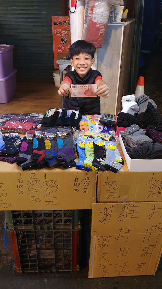 11歲弟上街擺攤扛家計！民眾感動排長龍「1小時掃光600雙襪」　里長暖送大紅包「還規劃愛心捐款」