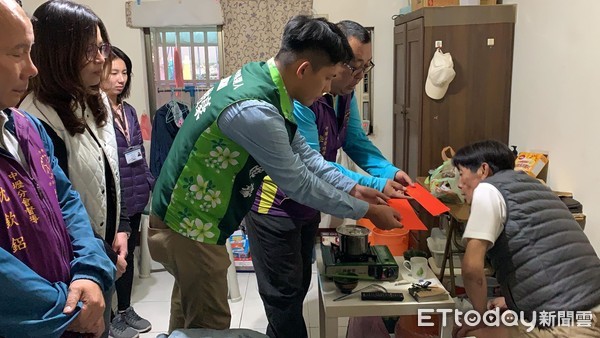 11歲弟上街擺攤扛家計！民眾感動排長龍「1小時掃光600雙襪」　里長暖送大紅包「還規劃愛心捐款」
