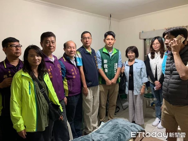 11歲弟上街擺攤扛家計！民眾感動排長龍「1小時掃光600雙襪」　里長暖送大紅包「還規劃愛心捐款」