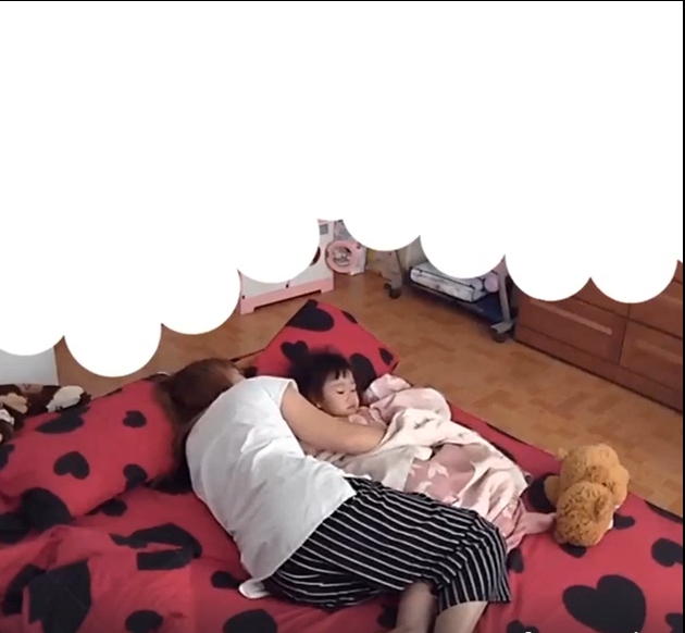 萬人暖哭！媽媽睡午覺「2歲女兒一直亂爬扭動」　受不了「睜開眼」眼眶瞬間泛淚：來報恩的