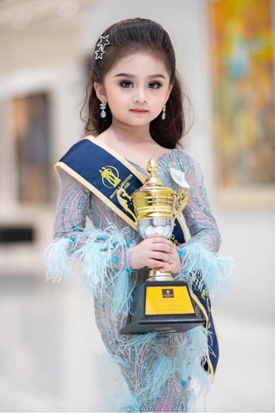 6歲小仙女「奪下選美冠軍」被酸妝太濃　素顏自清「還原最原始樣貌」網友全看傻