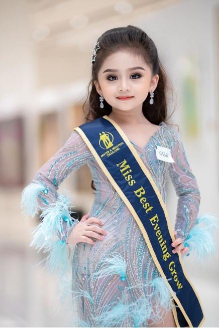 6歲小仙女「奪下選美冠軍」被酸妝太濃　素顏自清「還原最原始樣貌」網友全看傻