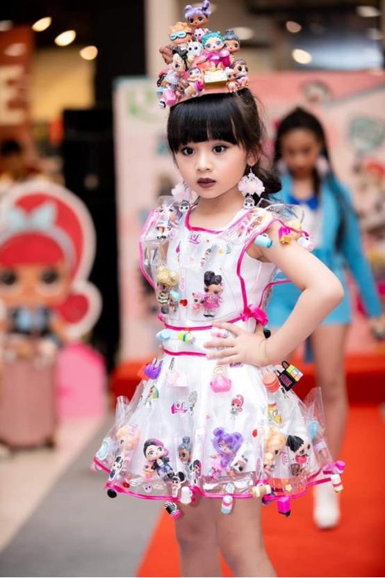 6歲小仙女「奪下選美冠軍」被酸妝太濃　素顏自清「還原最原始樣貌」網友全看傻