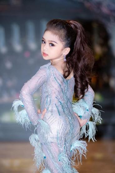 6歲小仙女「奪下選美冠軍」被酸妝太濃　素顏自清「還原最原始樣貌」網友全看傻