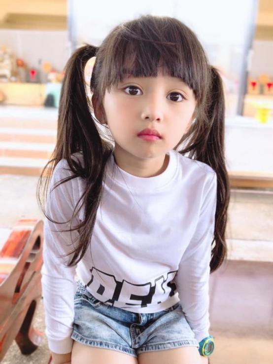 6歲小仙女「奪下選美冠軍」被酸妝太濃　素顏自清「還原最原始樣貌」網友全看傻